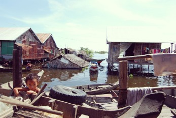 Photo showing a few houses in the floating village